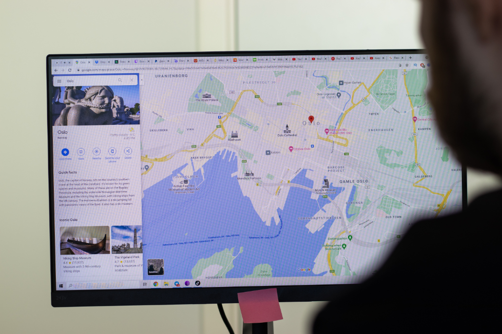 someone using google maps for seo